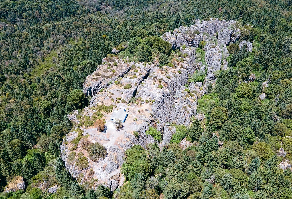 Vista aérea de las formaciones rocosas del Contadero rodeadas por el bosque de oyameles.